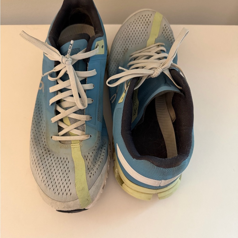 OnCloud sneakers women’s size 9